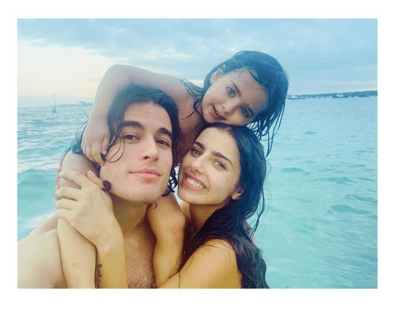 Desde entonces, la pareja de actores gritó su amor a los cuatro vientos, presumiendo que incluso Marcelo, fruto del primer matrimonio de Renaud, convivía con ellos. Su gran relación los llevó a protagonizar una segunda telenovela: 'Quererlo Todo', la cual se estrenó en 2020 y actualmente puedes disfrutarla en Las Estrellas.