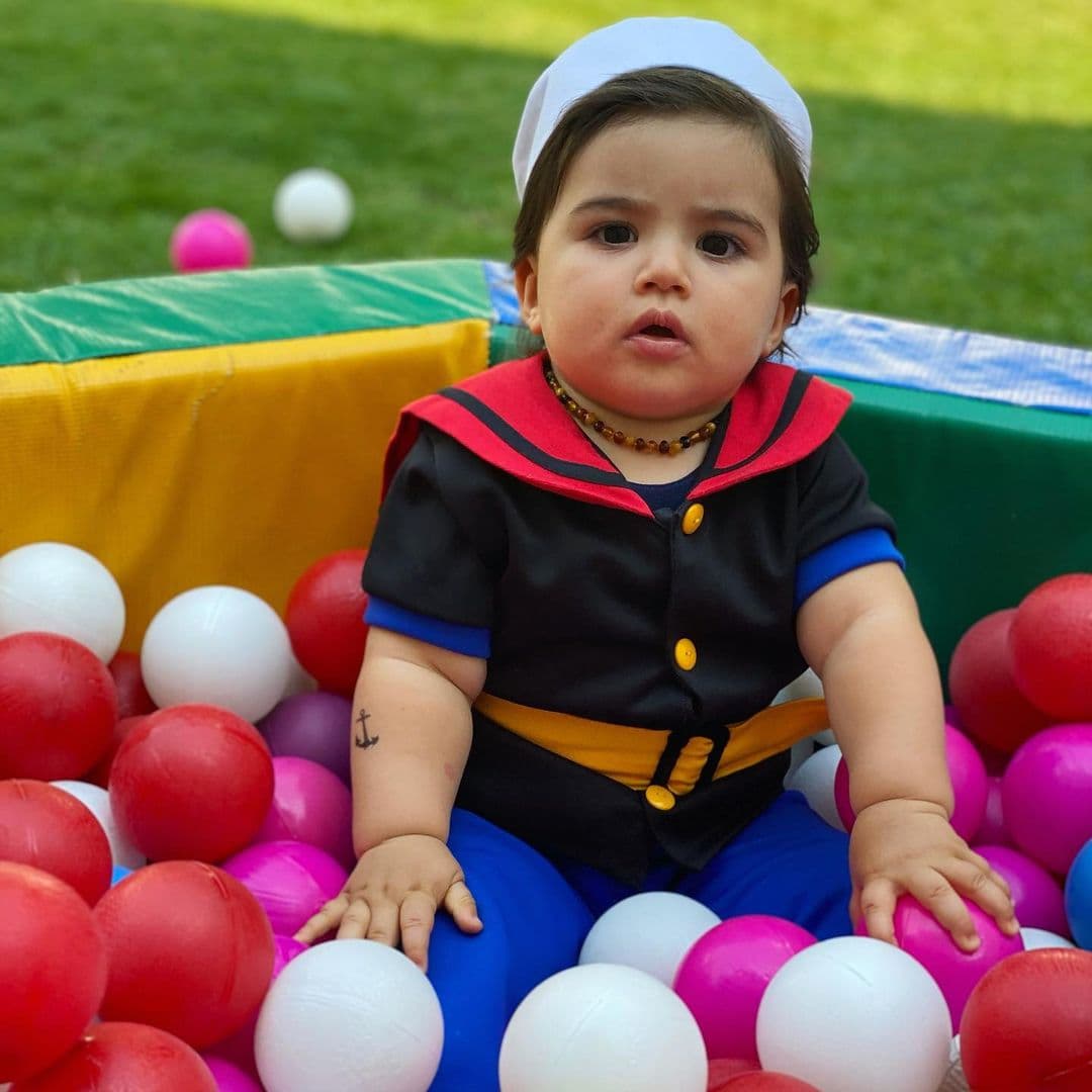 “Y ¿qué creen? Que este fin le festejamos a Dieguito su primer año, la pasamos increíble... Fiesta Dieguito. Te amamos mi bebote con toda el alma. Gracias pandemia por habernos dejado disfrutarte en casa y gracias por ser el mejor bebé del mundo”, señaló.
