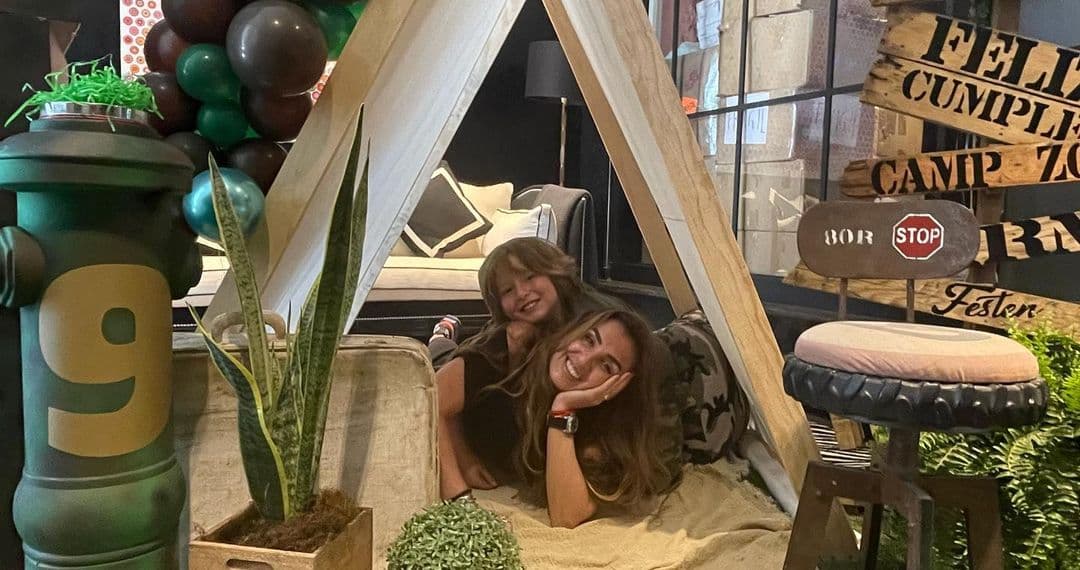 Además del tradicional pastel, adornaron con enormes globos con la leyenda ‘Feliz cumpleaños’ y espectaculares arreglos en tonalidades verde y negro.