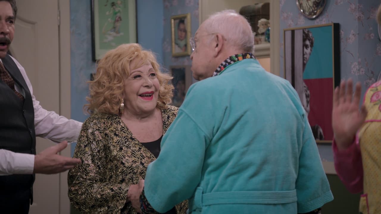 Doña Silvia y Don Arnoldo se reencuentran como viejos amigos. Los vimos juntos también en la temporada 1, cuando todos descubrieron que esa historia del abuelo de conocerla, era verdad.