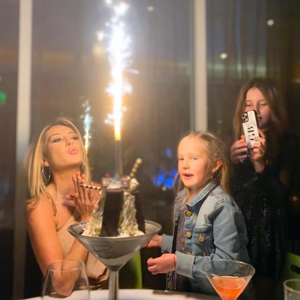 “Que regalo más valioso recibir tantos mensajes de amor y hermosos deseos por mi cumpleaños, gracias!!! De corazón y alma. Anoche festejamos claro, hubo tantas risas, amor y maravillosa compañía, que las fotos fueron pocas, Los quiero”, destacó la actriz.