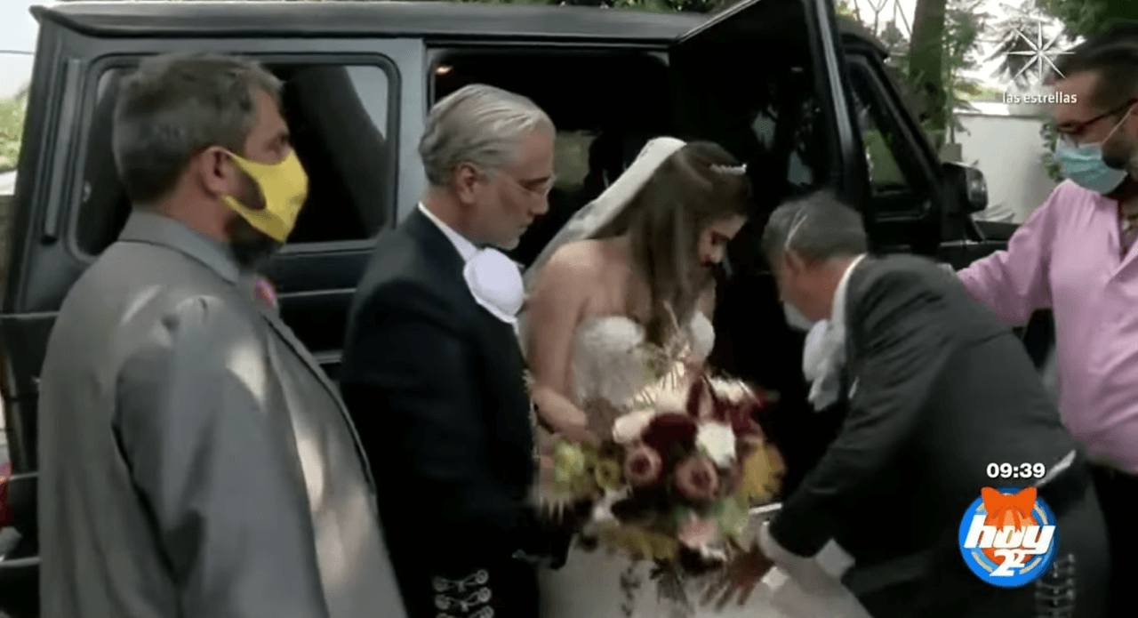 Al celebrarse la boda en medio de la pandemia por el Covid-19, únicamente contaron con la presencia de 50 personas, a quienes se les tomó la temperatura y se les pidió que usaran cubrebocas durante el enlace.