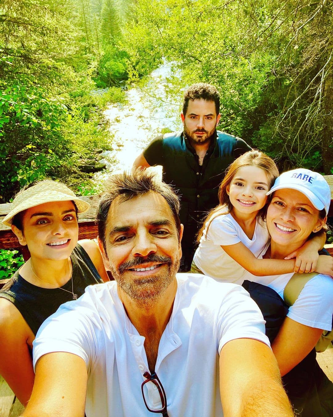 Eugenio Derbez se burla del gran parecido que sus hijos tienen con él y provoca cómicos memes
