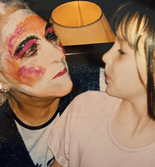 La también actriz llegó a documentar en otras ocasiones el gran sentido del humor que tenía la matriarca de la familia Schüll.