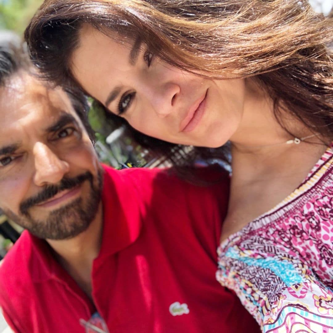 Tras varios fracasos amorosos, la cantante conocería al amor de su vida mientras trabajaba. Todo sucedió cuando tuvo una participación especial en el programa ‘Vecinos’ en 2005; al poco tiempo comenzó una relación con Eugenio Derbez.