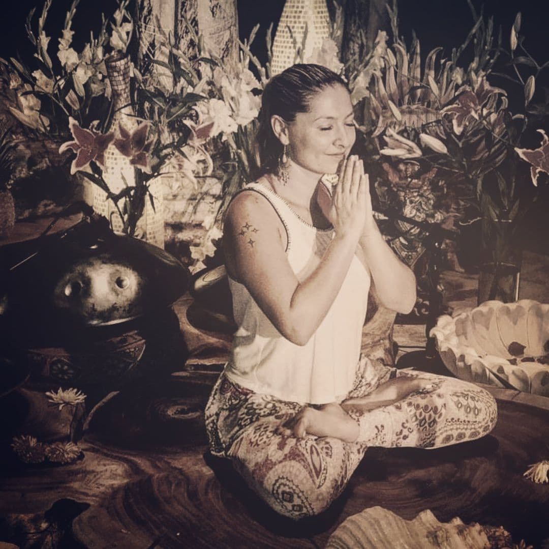 En redes sociales, Kenya encabeza una meditación semanal, en la que fomenta esta práctica y la cual la propia Bárbara Mori le ha ayudado a promocionar.
