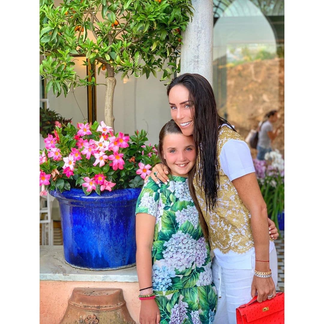 Inés Gómez Mont junto a su hija María