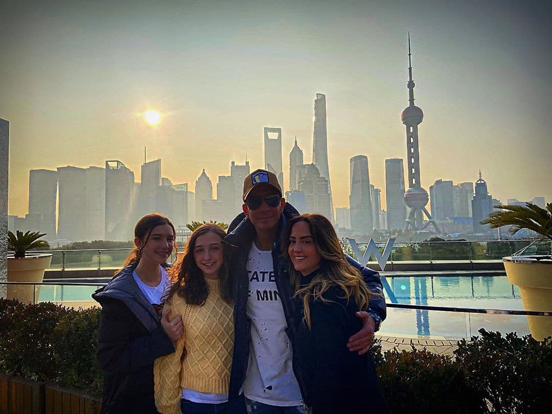 “Aquí es el malecón del Bund, es un lugar súper popular en Shanghái para tomarse fotos”, detalló en un video de Instagram.