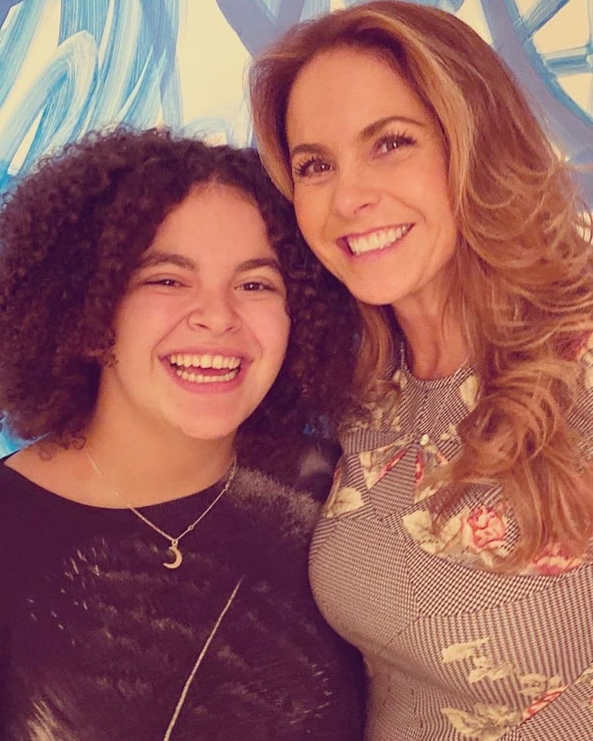 Lucerito Mijares se adueña del escenario y Lucero queda con el ojo cuadrado