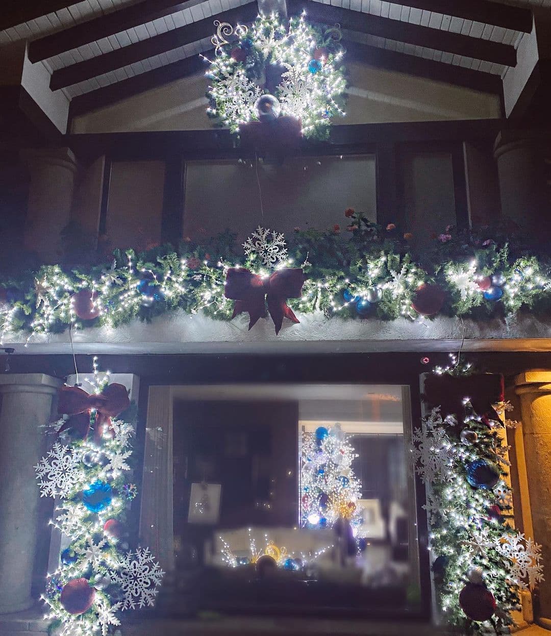 De acuerdo con sus publicaciones todo estuvo en manos de la empresa IM Christmas, quienes además de llenar de luces el interior de su casa, se encargaron de decorar la fachada de su inmueble.