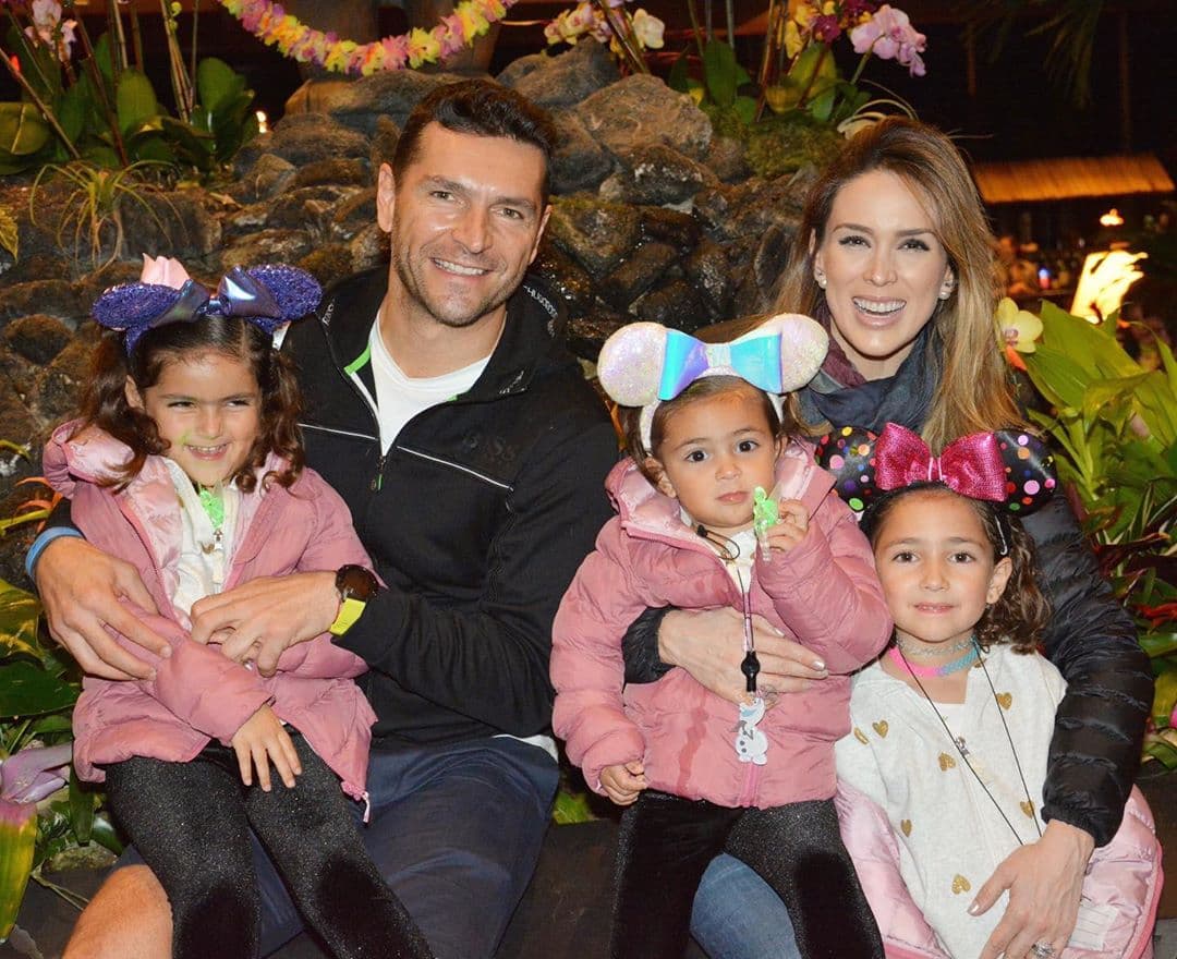 Hijas de Jacky Bracamontes posan con cubrebocas de princesa y causan revuelo