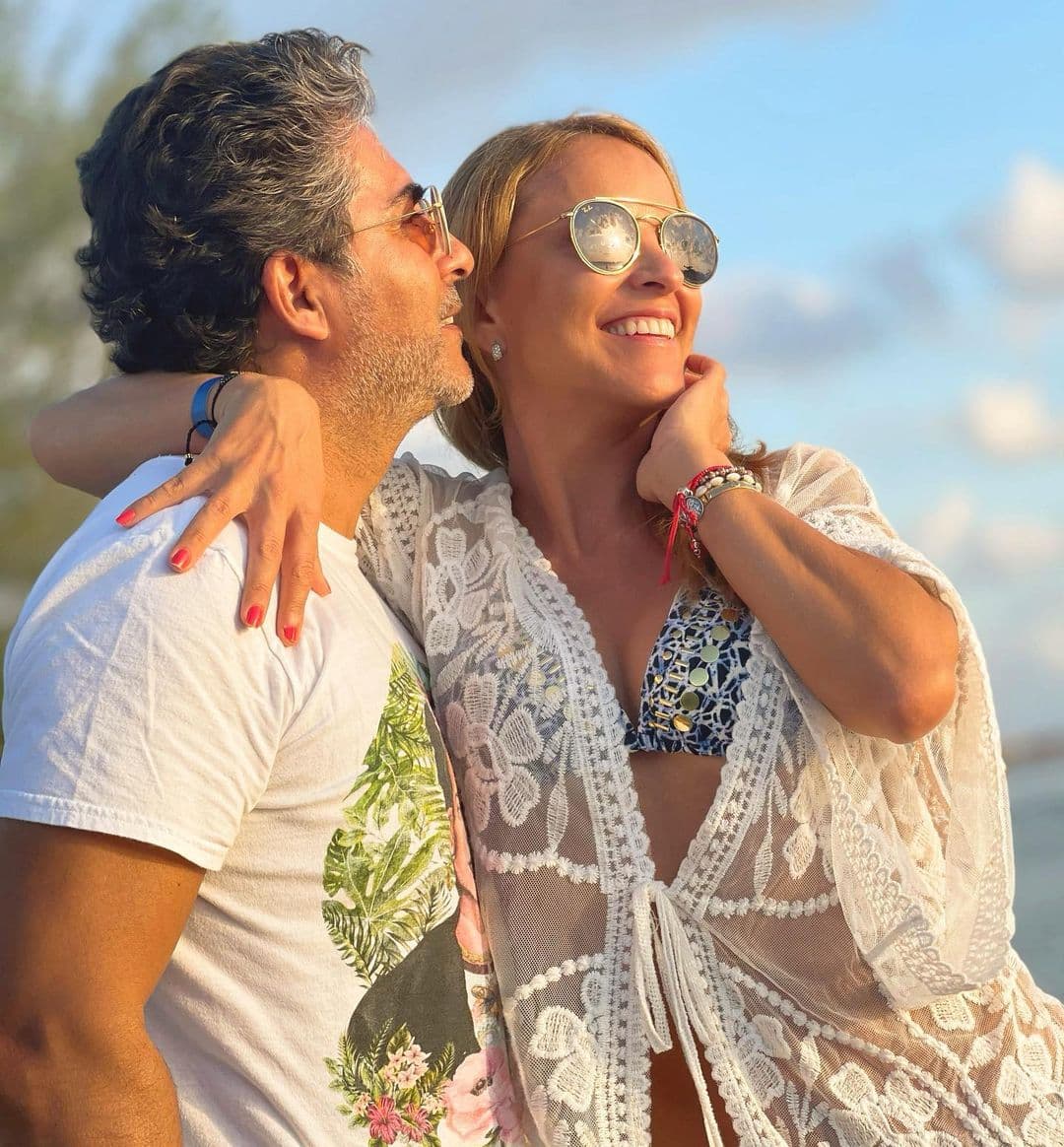 Raúl Araiza se relaja en la playa tras su separación, mientras María Amelia aparece en traje de baño