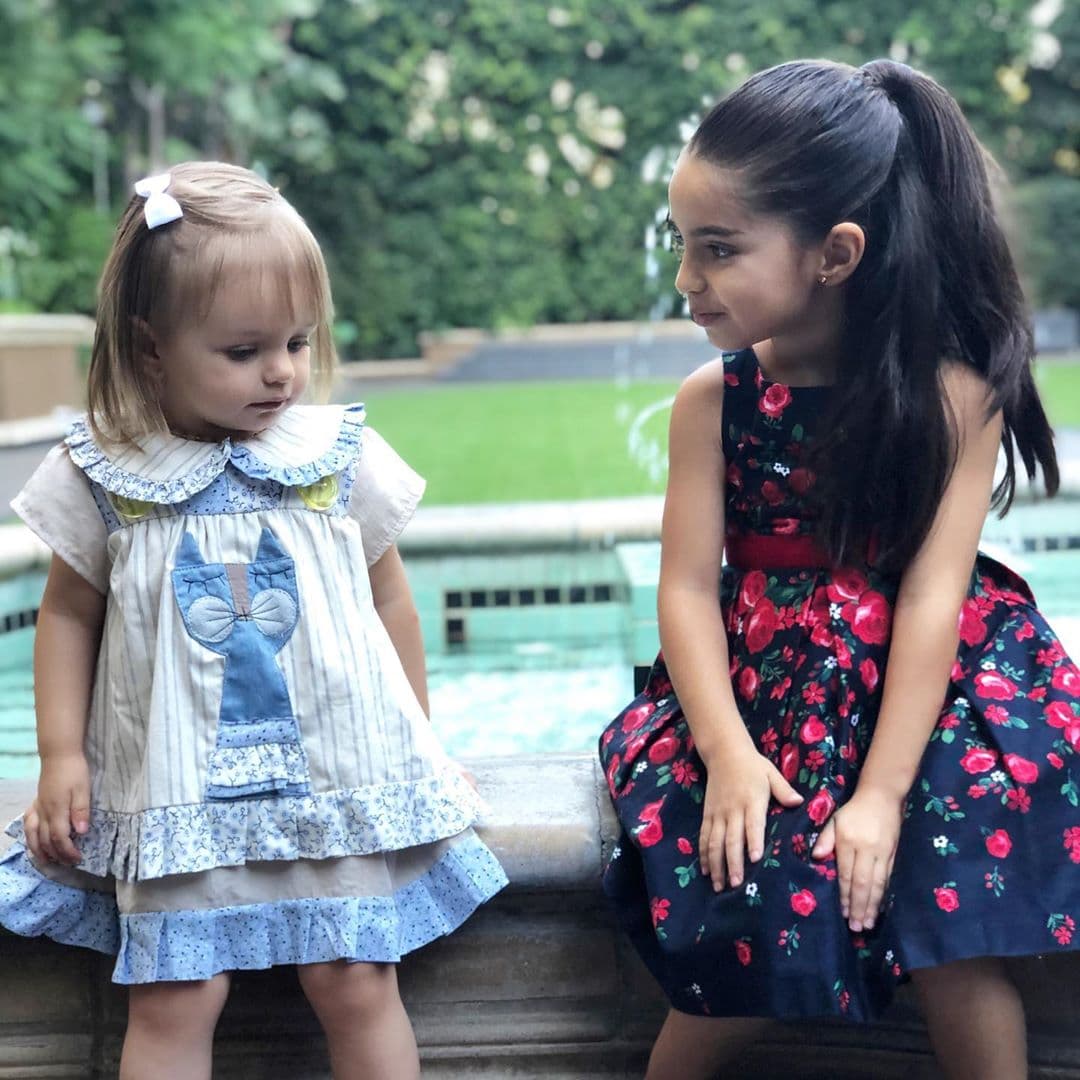 “¡Hoy la más pequeña de la familia cumple dos años! FELIZ CUMPLEAÑOS princesita hermosa Kai, TE AMAMOS con todo el corazón. Qué fortuna tan grande tenerte y verte crecer cerca de Aitana, es lo máximo verlas juntas. Que tu camino sea siempre iluminado y bendecido y que tengamos el privilegio de acompañarte muchos años. HAPPY BIRTHDAY”, precisó la madrastra de Aislinn Derbez.