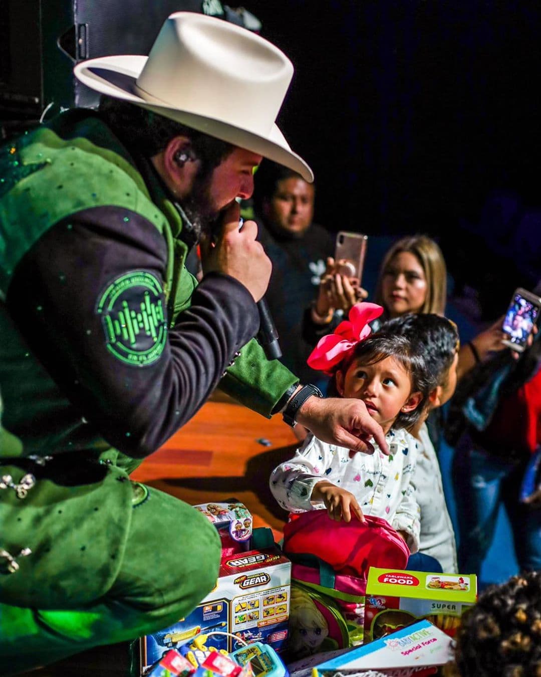 El Fantasma muestra su lado más humano y se gana el aplauso de sus seguidores
