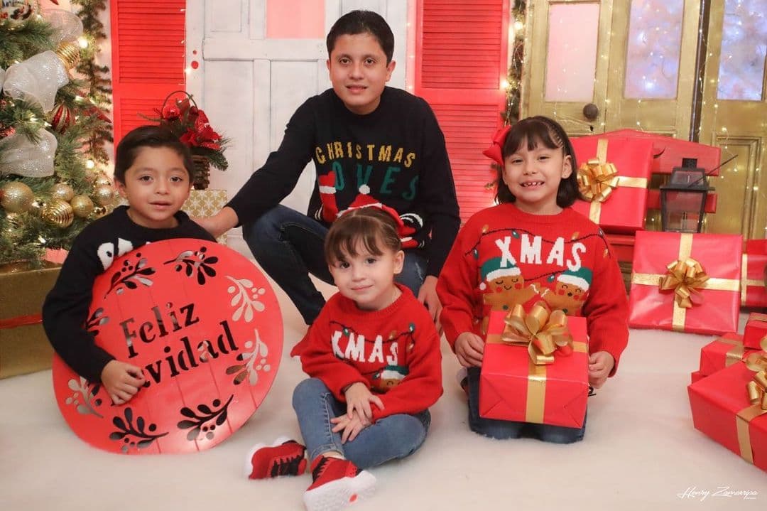 Mientras que en otra imagen, dejaron ver que los pequeños posaron luciendo suéteres navideños junto a un letrero de ‘Feliz Navidad’ y regalos rojos.