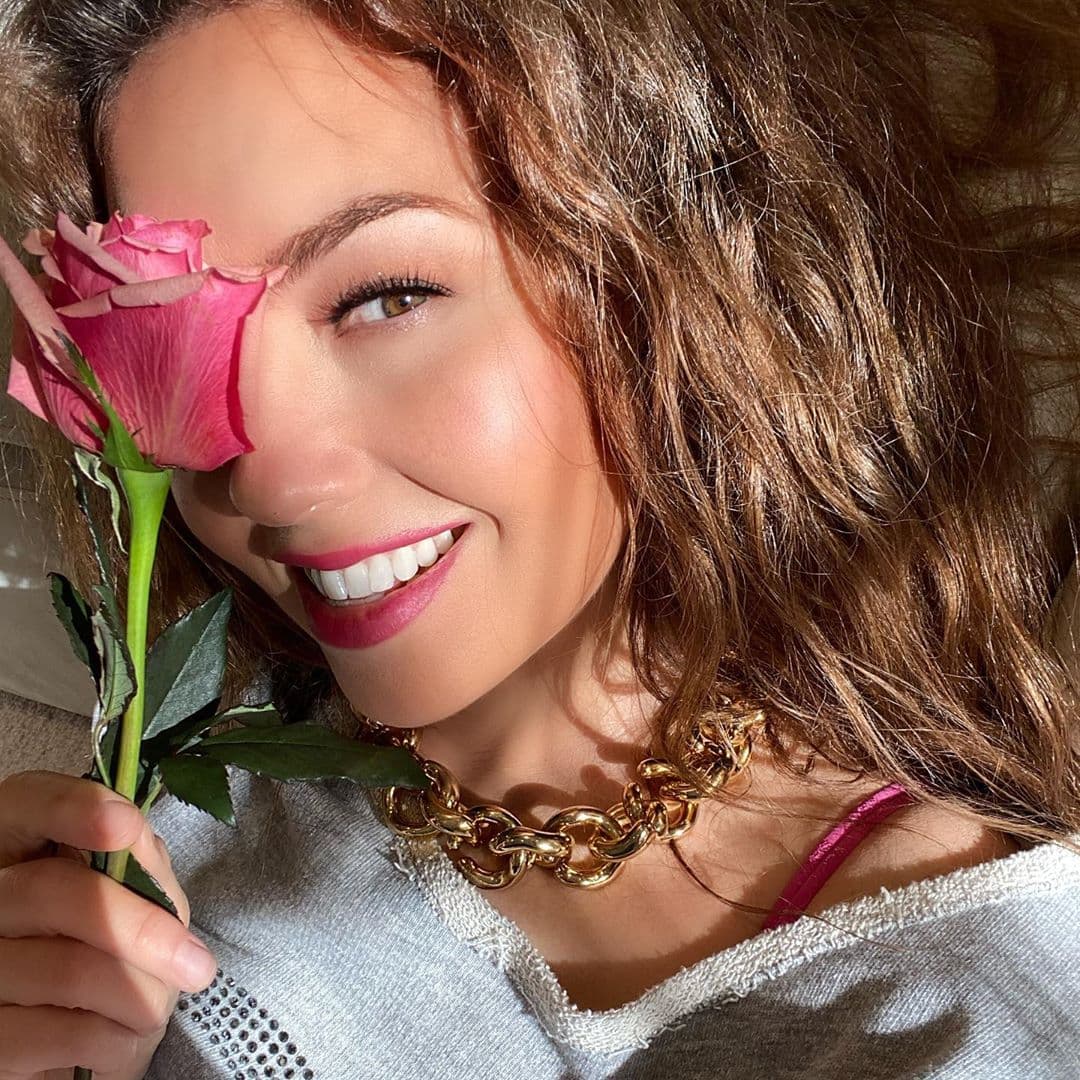 A sus 48 años, Thalía sigue teniendo una perfecta silueta. Incluso, en repetidas ocasiones, le ha demostrado a sus fans que le siguen quedando algunos vestidos de su adolescencia.