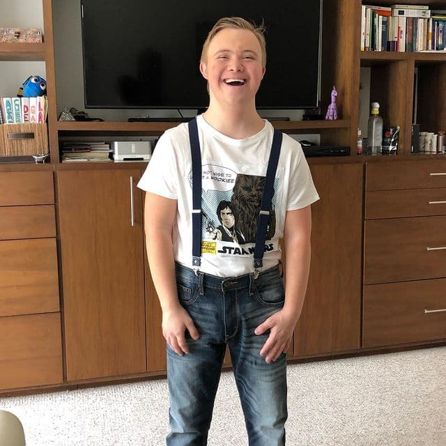 La innegable simpatía que caracteriza al mayor de los dos hijos de la actriz le ha dado gran popularidad en el mundo del espectáculo.