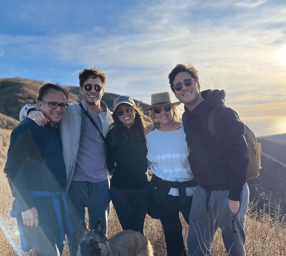 Sin embargo, el ídolo juvenil, de 30 años de edad, también se distingue por ser sumamente cercano a su familia, la cual está compuesta por sus padres: Lauro y Astrid, y sus hermanos: Natalia y Santiago.