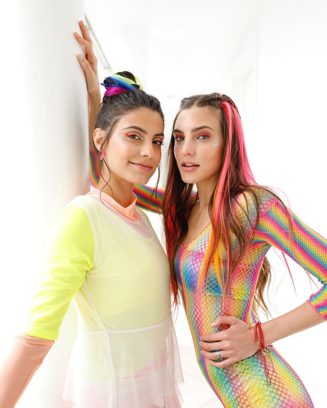 Bárbara López y Macarena Achaga se atreven a seguir la inspiración, apropiándola con delineador en tonos coloridos. Otra de las tendencias del momento.