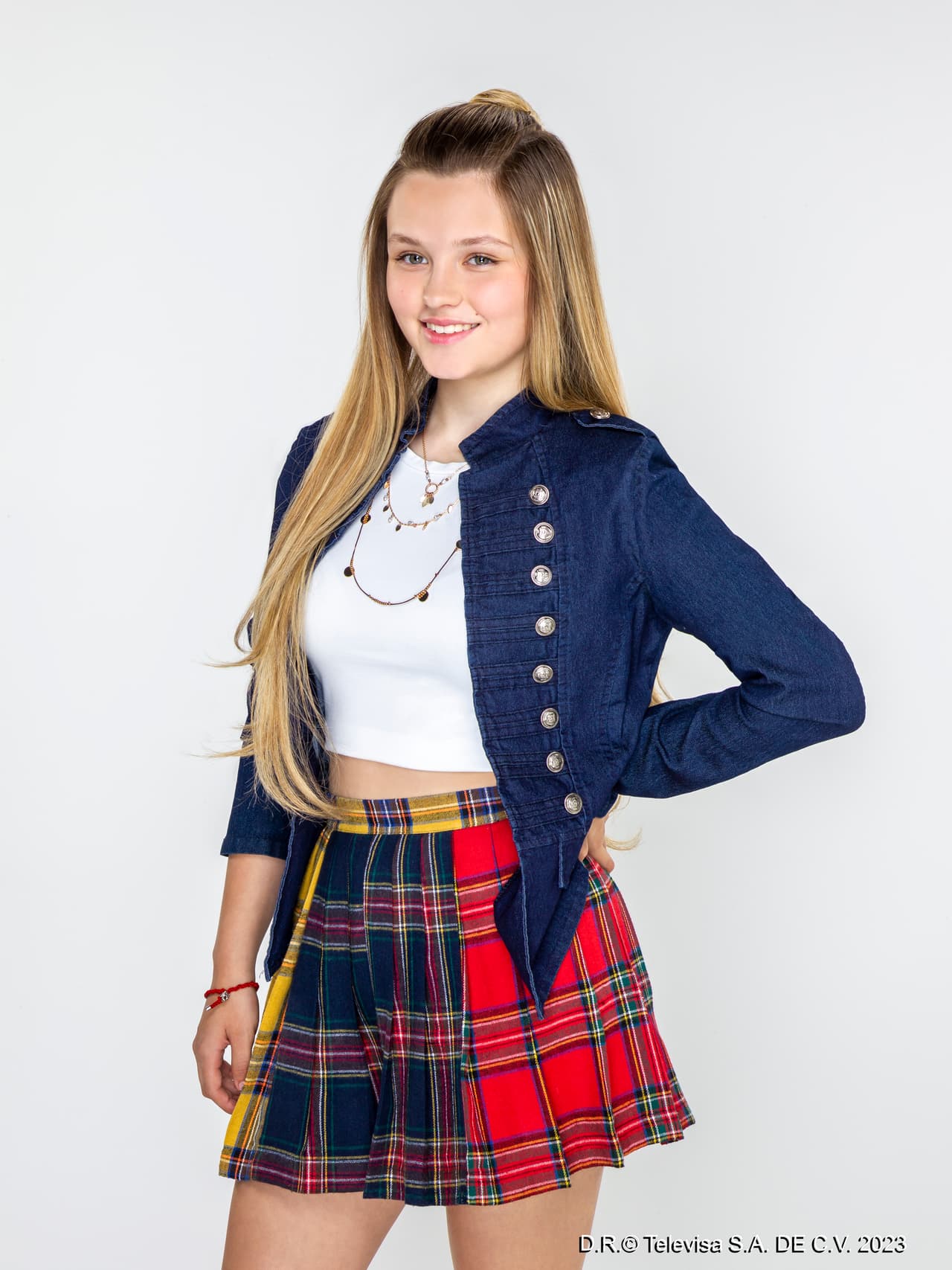 Ana Julia (Isabella Tena) es la melliza que Marena dio a luz en el pasado. Es hija adoptiva de Camila Torrenegro y Calixto Peralta, pero ella no lo sabe, es un secreto que se mantendrá oculto. Ana Julia se encontrará en una encrucijada, porque en quince años ha creído y amado a una familia que no es la verdadera, y, por otro lado, está el gran cariño y admiración le ha tomado a Leona. Sin embargo, su deseo de ser feliz será el motor que impulse su vida.