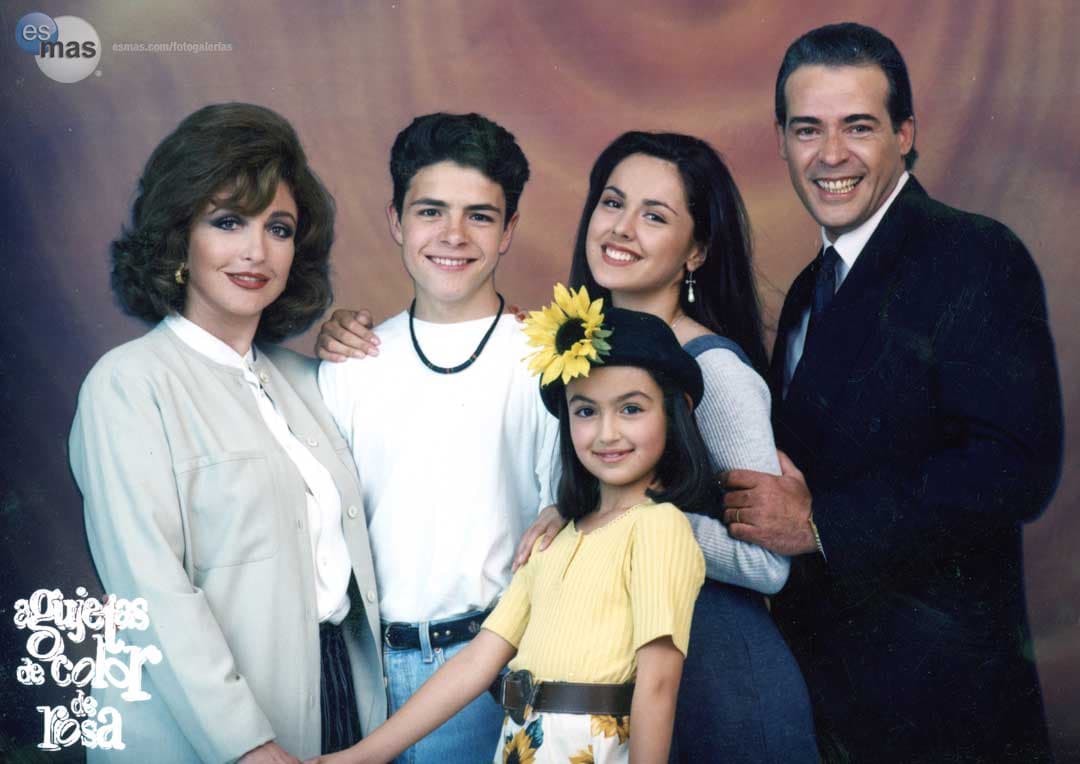 Agujetas de color de rosa fue una de las telenovelas más exitosas de 1994, contando con las actuaciones de Angélica María, Natalia Esperón, José María Torre, Flavio César, César Évora y Marisol Centeno, quien dio vida a ‘Anita’. Mira cómo luce 27 años después.