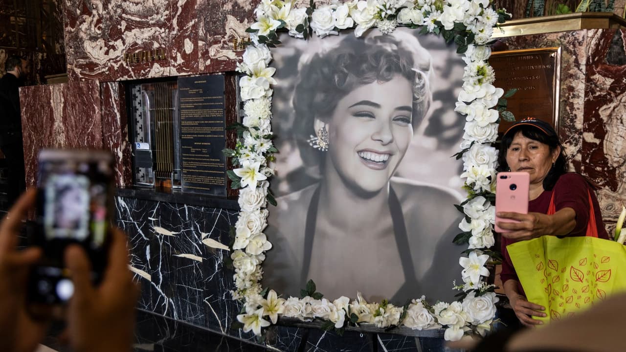 El público general tuvo la oportunidad de ingresar al recinto de Bellas Artes para despedirse de Silvia Pinal