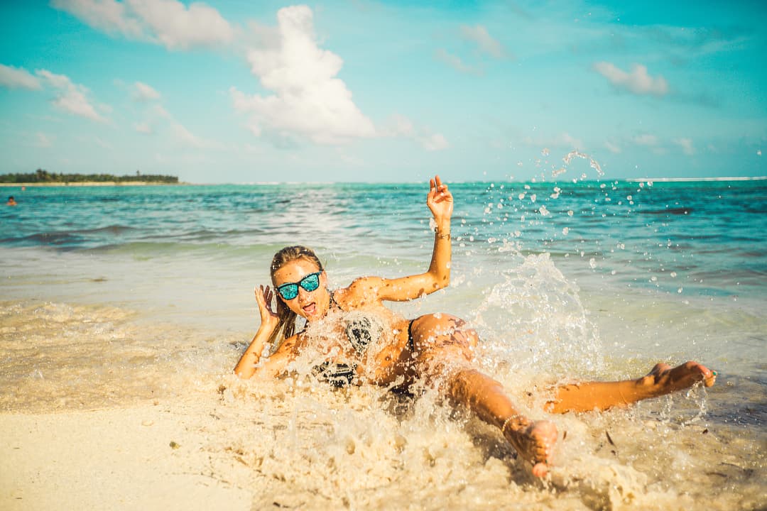 Así reaccionó Angelique Boyer tras ser revolcada por una ola