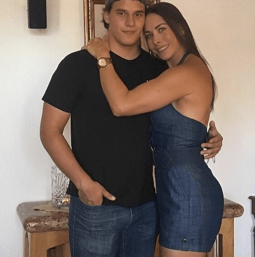 Por su parte, José Eduardo ha heredado tanto la altura como la belleza de sus famosos padres, quienes se separaron hace más de 15 años.