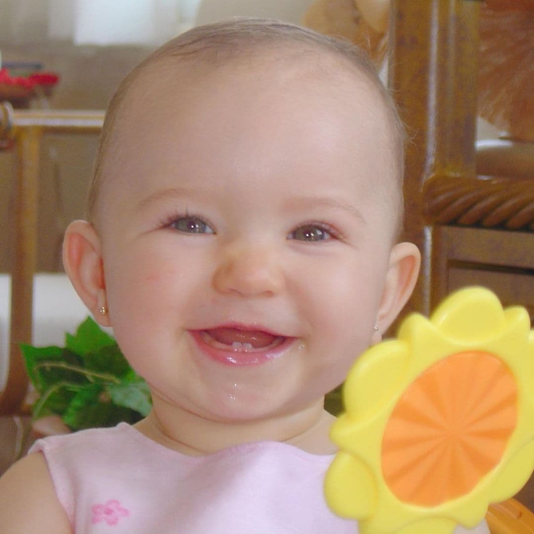 “Dulces 16 princesa Mía. Qué emoción tan grande celebrar tus 16 años de vida mi amor. Te lo he dicho una y mil veces, celebro cada segundo de tu dulce existencia... Anhelaba tanto ser mamá, te soñé tantas veces y Dios nos premió por partida doble y nos envió a dos seres hermosos. Agradezco tu dulce mirada, tu sonrisa que me hace sentir que todo está bien, tu bondad y capacidad de sorprenderte, agradezco a la tierna, curiosa y paciente bebé, que me enseñó a ser mamá y agradezco hoy por la bella jovencita que no deja de deleitarnos con su bella voz… Estoy tan orgullosa de ti. Te amo infinito”, precisó.