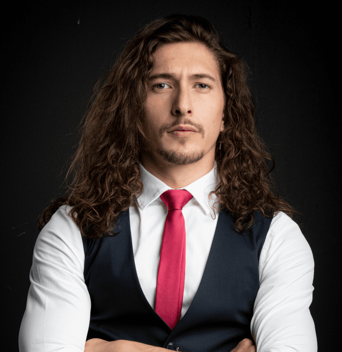 'Gastón', papel que interpreta Federico Ayos, es un hombre inteligente, divertido y de buenos sentimientos. Es hermano menor de 'Marina', a quien ama y protege sobre todas las cosas. Es el RP de la empresa Cáceres y siente profunda envidia por 'Pedro'.