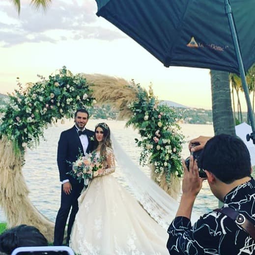 Sin embargo, a casi dos semanas de haberse casado, han ido apareciendo imágenes inéditas de su boda, las cuales han sido compartidas en las redes sociales oficiales del jardín de fiestas, los maquillistas e incluso, por la Wedding Planner de Dulce María.
