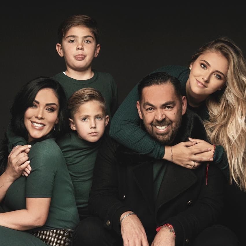Patricio, hijo más pequeño de Marichelo y Jorge D’Alessio, ha cobrado relevancia en la cuenta de su hermana gracias a su simpatía y a su gusto por interactuar con los usuarios, incluso afirma que es todo un blogger.