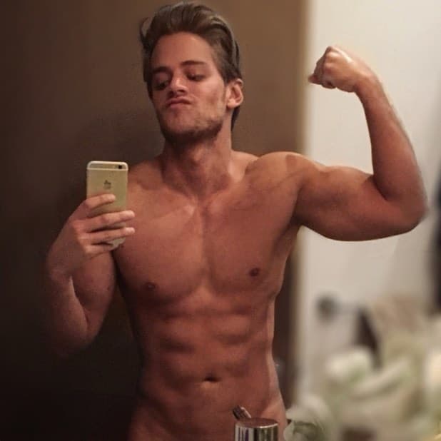 Es poseedor de un escultural cuerpo, el cual cuida con una dieta balanceada; pero sobre todo con arduas rutinas de ejercicio.