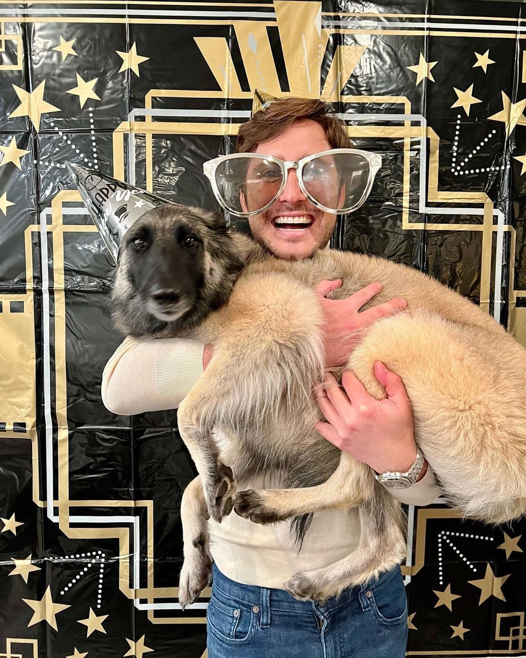 Diego Boneta - La también influencer de perros, Akila, es la total adoración del actor (aún no sabemos si más o menos que Renata Notni), quien comparte una enorme cantidad de fotografías junto a la perrita de raza pastor belga. Como apodo, la familia González Boneta le dice "Akila Cabrona" nombre que también eligieron para su usuario de Instagram.