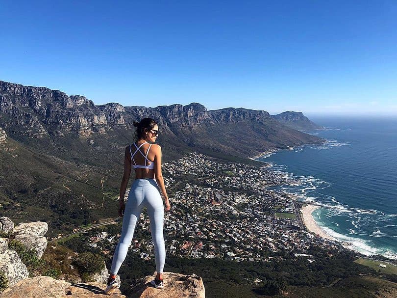 Eiza González presume su trasero en Sudáfrica