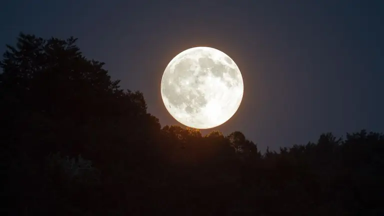 Luna Llena 2025: Fecha y Significado en el Calendario Lunar