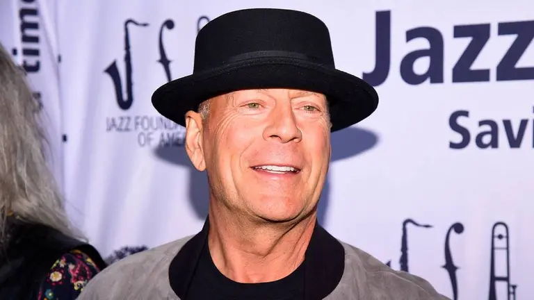 Bruce Willis festeja con emoción el primer Globo de Oro de Demi Moore, su ex esposa