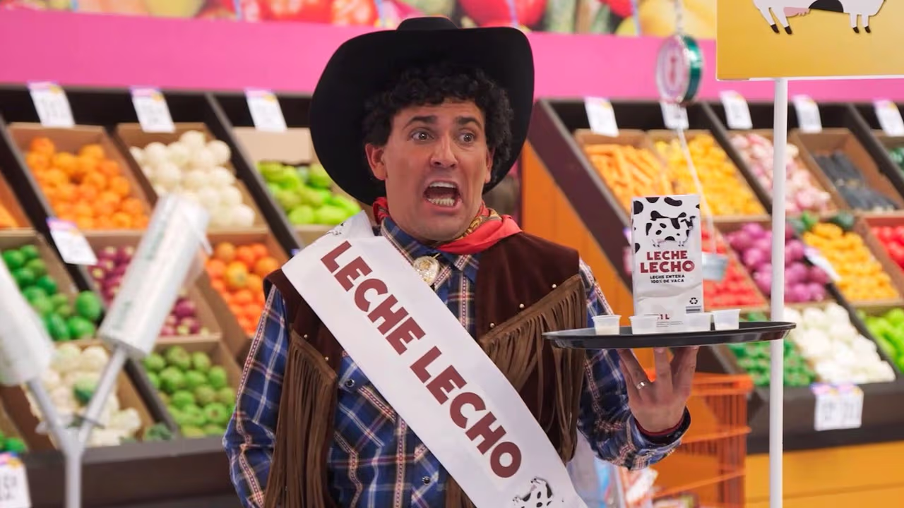 Gaby y Plutarco desatan el caos en Almacenes Rayito usurpando los ...