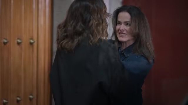Rebeca ataca a Lía por lastimar a Aura | Novelas Hermanas: Un Amor ...