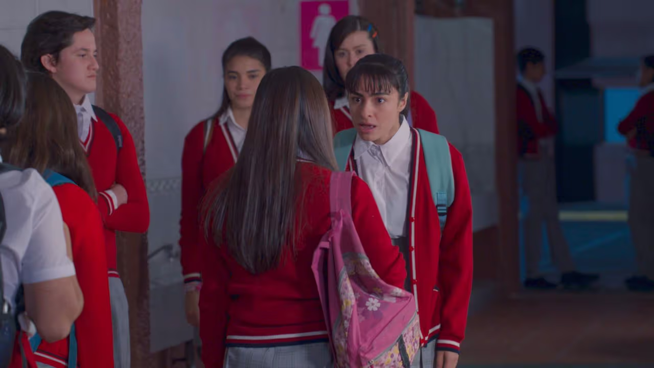 Gemma pelea en la escuela; Dimi la defiende | Shows Vencer el Desamor ...