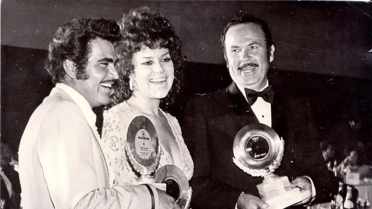 Vicente Fernández vuelve a reunirse con grandes de las rancheras: de José  Alfredo a Flor Silvestre | Las Estrellas Home Música | Las Estrellas