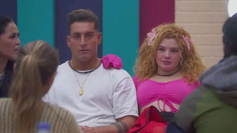 Briggitte Bozzo y Agustín Fernández se quitan la ropa y se meten juntos a  la alberca | Shows Famosos | Las Estrellas
