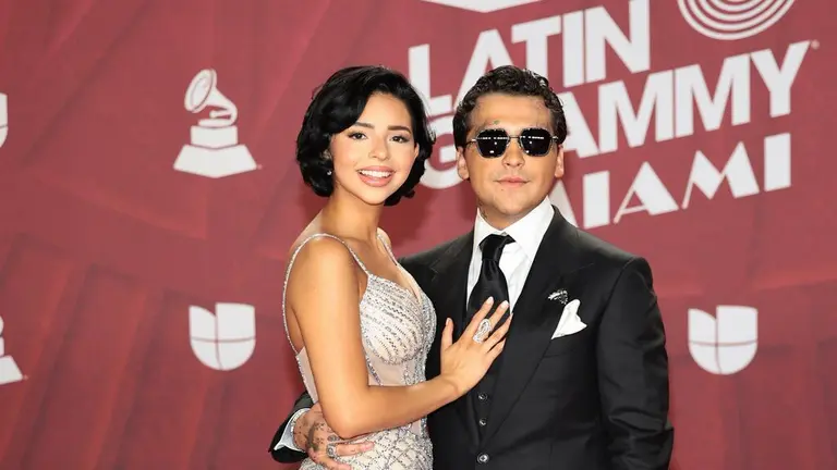 Se dan tremendo beso! Ángela Aguilar y Christian Nodal en la alfombra roja  de los Latin Grammys 2024 | Shows Famosos | Las Estrellas